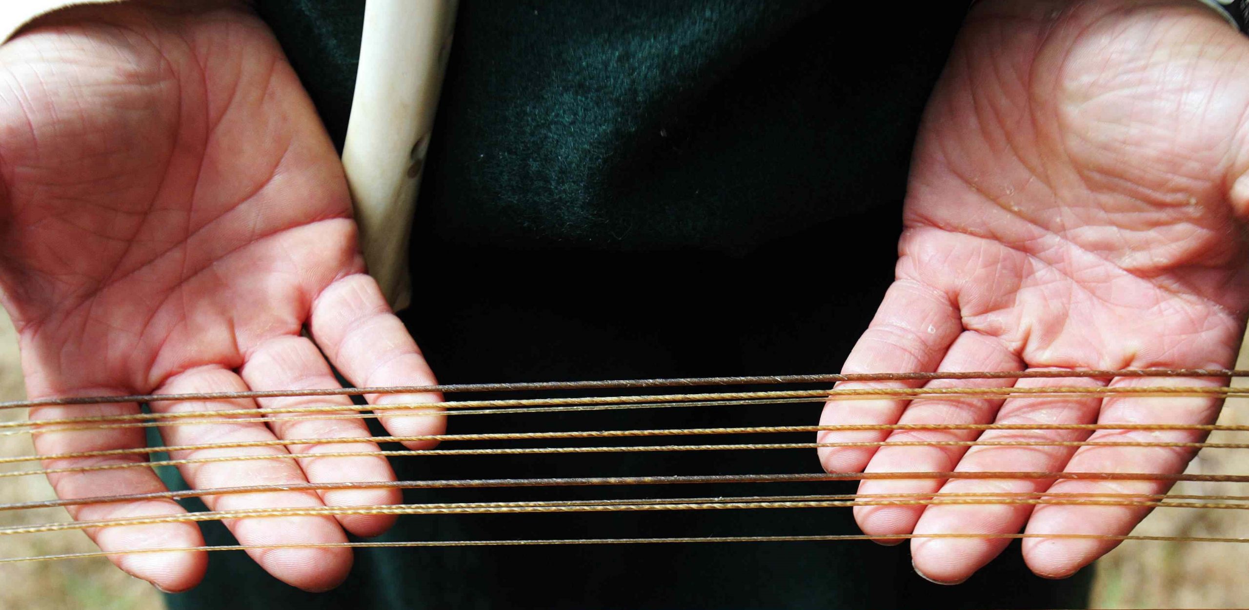 Serge CLADERES factuer de tambourins à cordes, fabricant de cordes en boyau et cordes en soie